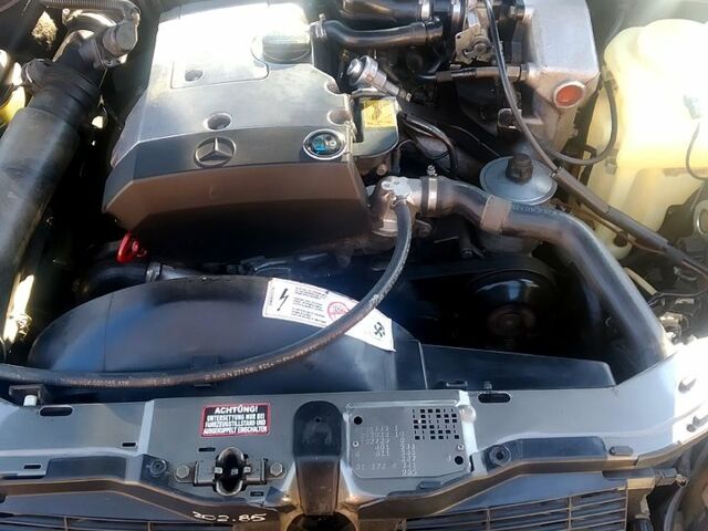 Сірий Мерседес Ц-Клас, об'ємом двигуна 2.2 л та пробігом 332 тис. км за 4000 $, фото 1 на Automoto.ua