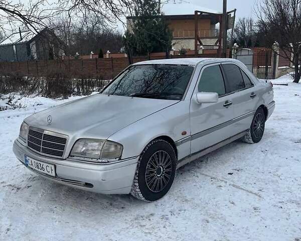 Серый Мерседес Ц-Класс, объемом двигателя 1.8 л и пробегом 400 тыс. км за 1800 $, фото 1 на Automoto.ua