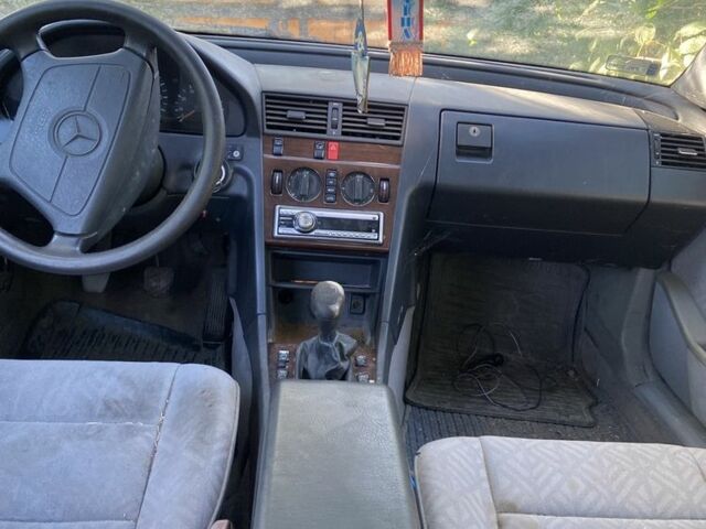 Серый Мерседес Ц-Класс, объемом двигателя 1.8 л и пробегом 400 тыс. км за 900 $, фото 1 на Automoto.ua