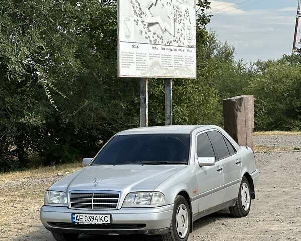 Мерседес Ц-Класс 1993 в Днепре (Днепропетровске) на Automoto.ua Серый Мерседес Ц-Класс, объемом двигателя 2 л и пробегом 200 тыс. км за 2454 $, фото 1 на Automoto.ua