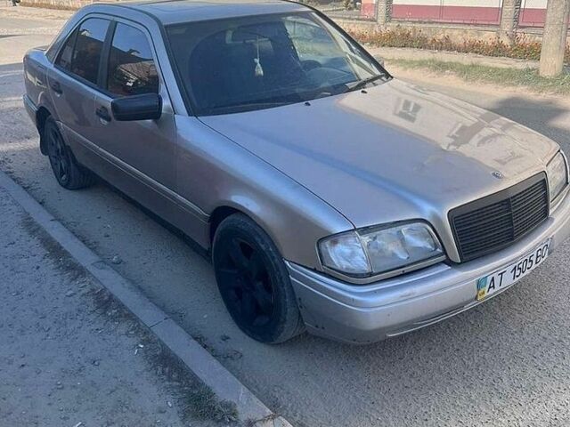 Сірий Мерседес Ц-Клас, об'ємом двигуна 1.8 л та пробігом 350 тис. км за 1000 $, фото 1 на Automoto.ua