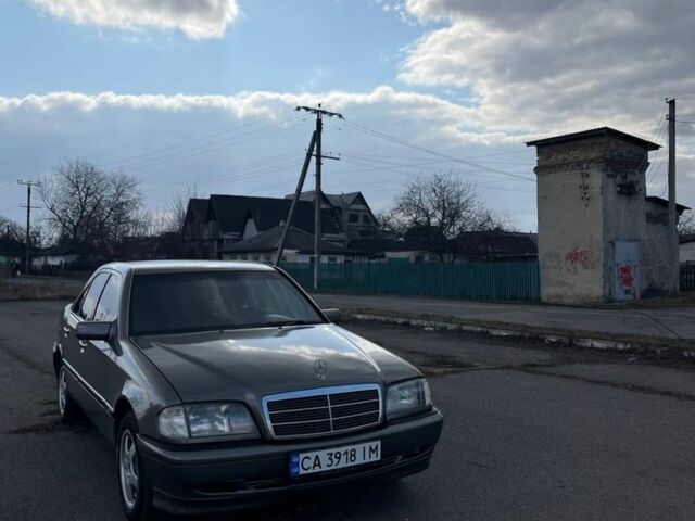 Серый Мерседес Ц-Класс, объемом двигателя 2.2 л и пробегом 350 тыс. км за 2700 $, фото 1 на Automoto.ua