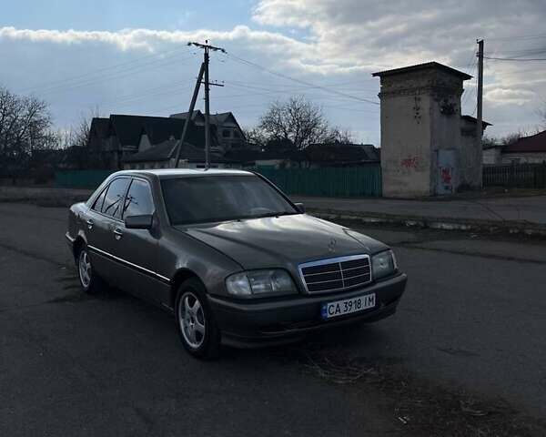 Серый Мерседес Ц-Класс, объемом двигателя 2.2 л и пробегом 350 тыс. км за 2700 $, фото 1 на Automoto.ua