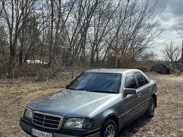 Сірий Мерседес Ц-Клас, об'ємом двигуна 1.8 л та пробігом 377 тис. км за 1850 $, фото 1 на Automoto.ua