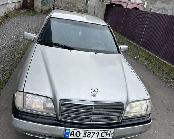 Сірий Мерседес Ц-Клас, об'ємом двигуна 2.2 л та пробігом 226 тис. км за 2350 $, фото 1 на Automoto.ua