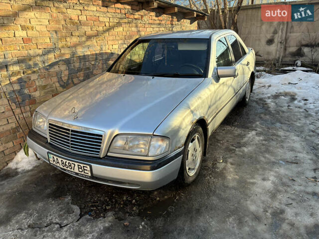 Сірий Мерседес Ц-Клас, об'ємом двигуна 2 л та пробігом 377 тис. км за 2500 $, фото 1 на Automoto.ua