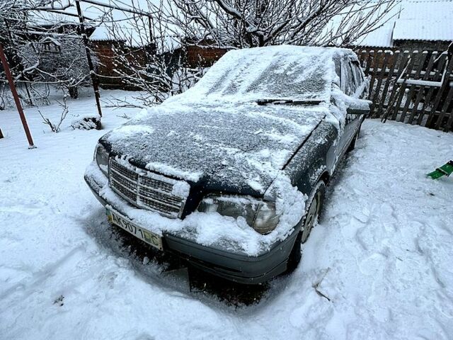 Серый Мерседес Ц-Класс, объемом двигателя 2 л и пробегом 250 тыс. км за 700 $, фото 1 на Automoto.ua