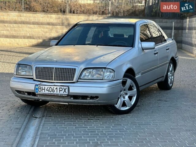 Сірий Мерседес Ц-Клас, об'ємом двигуна 2 л та пробігом 270 тис. км за 1900 $, фото 1 на Automoto.ua