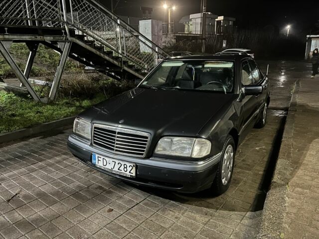 Сірий Мерседес Ц-Клас, об'ємом двигуна 1.8 л та пробігом 240 тис. км за 1350 $, фото 1 на Automoto.ua