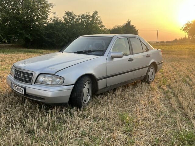 Сірий Мерседес Ц-Клас, об'ємом двигуна 1.8 л та пробігом 400 тис. км за 1806 $, фото 1 на Automoto.ua