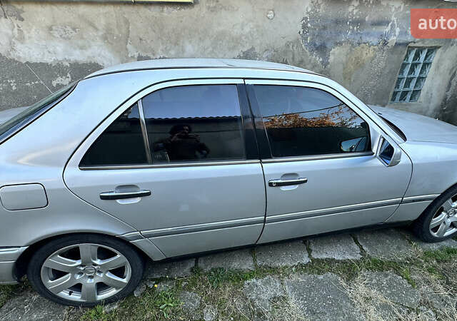 Серый Мерседес Ц-Класс, объемом двигателя 2 л и пробегом 330 тыс. км за 1500 $, фото 1 на Automoto.ua