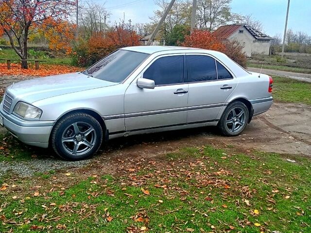 Сірий Мерседес Ц-Клас, об'ємом двигуна 1.8 л та пробігом 333 тис. км за 2650 $, фото 1 на Automoto.ua