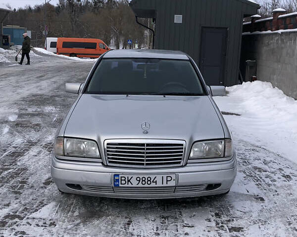 Сірий Мерседес Ц-Клас, об'ємом двигуна 2 л та пробігом 340 тис. км за 3400 $, фото 1 на Automoto.ua