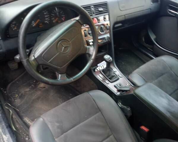 Серый Мерседес Ц-Класс, объемом двигателя 1.8 л и пробегом 330 тыс. км за 1700 $, фото 1 на Automoto.ua