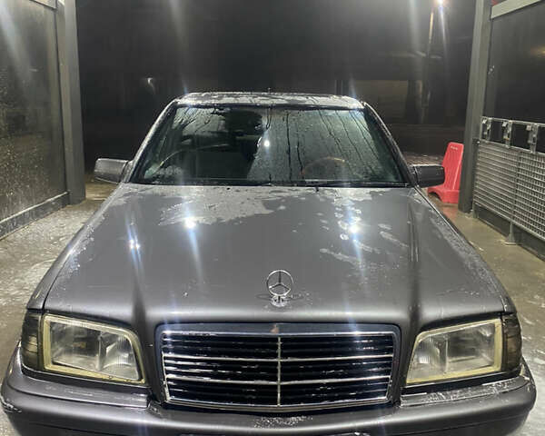 Серый Мерседес Ц-Класс, объемом двигателя 2 л и пробегом 323 тыс. км за 1900 $, фото 1 на Automoto.ua