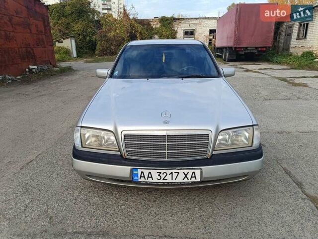 Серый Мерседес Ц-Класс, объемом двигателя 2 л и пробегом 335 тыс. км за 2000 $, фото 1 на Automoto.ua