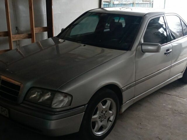 Серый Мерседес Ц-Класс, объемом двигателя 2.2 л и пробегом 369 тыс. км за 3500 $, фото 1 на Automoto.ua