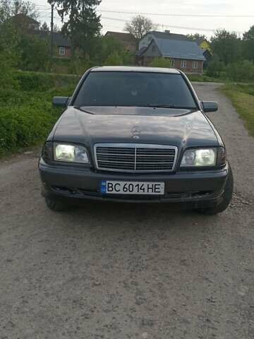Сірий Мерседес Ц-Клас, об'ємом двигуна 2 л та пробігом 320 тис. км за 2200 $, фото 1 на Automoto.ua