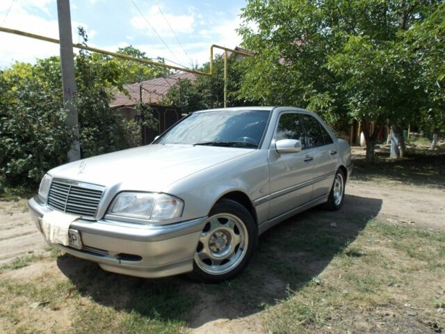 Сірий Мерседес Ц-Клас, об'ємом двигуна 2 л та пробігом 327 тис. км за 5000 $, фото 1 на Automoto.ua