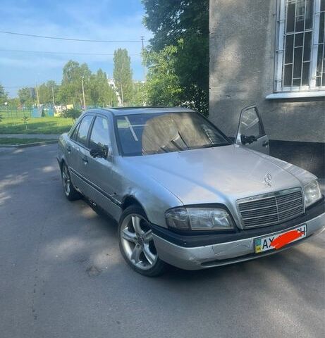 Сірий Мерседес Ц-Клас, об'ємом двигуна 1.8 л та пробігом 444 тис. км за 432 $, фото 1 на Automoto.ua