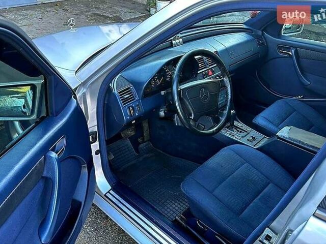 Серый Мерседес Ц-Класс, объемом двигателя 2 л и пробегом 345 тыс. км за 3200 $, фото 1 на Automoto.ua
