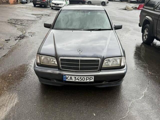 Серый Мерседес Ц-Класс, объемом двигателя 1.8 л и пробегом 480 тыс. км за 1750 $, фото 1 на Automoto.ua