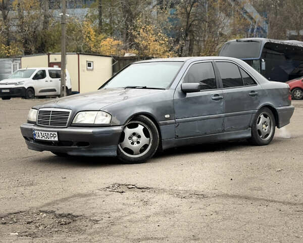 Сірий Мерседес Ц-Клас, об'ємом двигуна 1.8 л та пробігом 300 тис. км за 1650 $, фото 1 на Automoto.ua