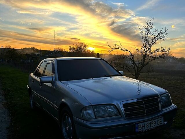 Сірий Мерседес Ц-Клас, об'ємом двигуна 1.8 л та пробігом 300 тис. км за 3500 $, фото 1 на Automoto.ua