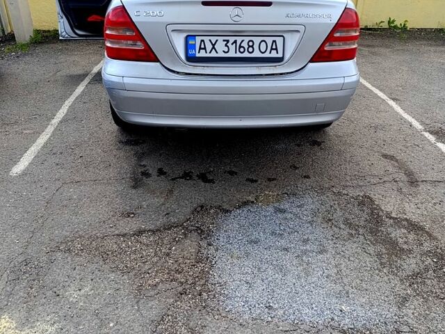Сірий Мерседес Ц-Клас, об'ємом двигуна 2 л та пробігом 174 тис. км за 2950 $, фото 1 на Automoto.ua
