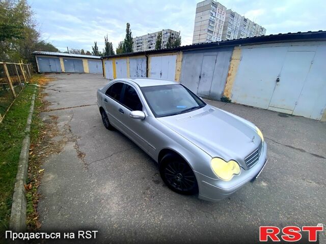 Серый Мерседес Ц-Класс, объемом двигателя 2 л и пробегом 295 тыс. км за 4100 $, фото 1 на Automoto.ua