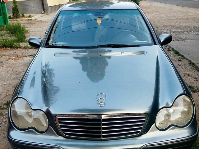 Сірий Мерседес Ц-Клас, об'ємом двигуна 2 л та пробігом 270 тис. км за 5000 $, фото 1 на Automoto.ua