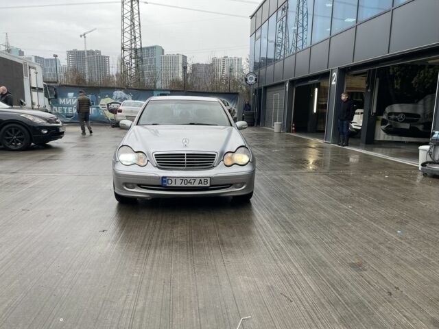Серый Мерседес Ц-Класс, объемом двигателя 2.1 л и пробегом 300 тыс. км за 3400 $, фото 1 на Automoto.ua