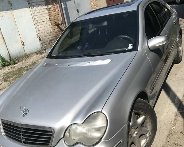 Серый Мерседес Ц-Класс, объемом двигателя 3.2 л и пробегом 280 тыс. км за 4200 $, фото 1 на Automoto.ua