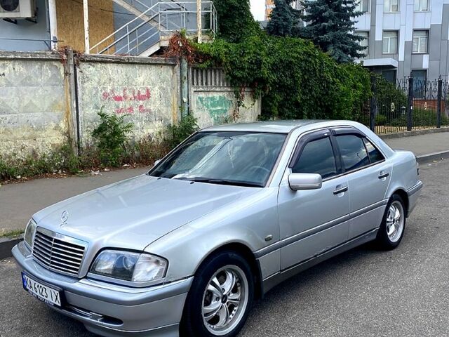 Сірий Мерседес Ц-Клас, об'ємом двигуна 2 л та пробігом 250 тис. км за 2550 $, фото 1 на Automoto.ua