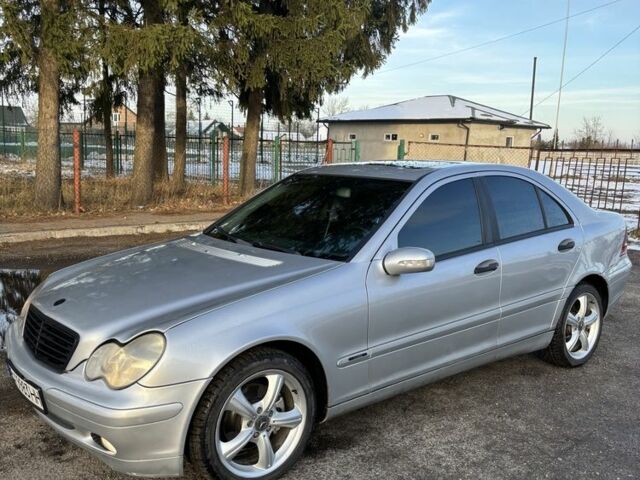 Серый Мерседес Ц-Класс, объемом двигателя 2 л и пробегом 333 тыс. км за 3900 $, фото 1 на Automoto.ua