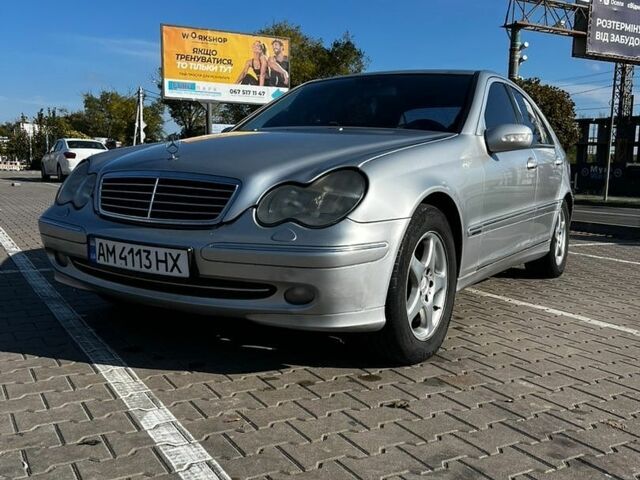 Сірий Мерседес Ц-Клас, об'ємом двигуна 2 л та пробігом 380 тис. км за 4400 $, фото 1 на Automoto.ua