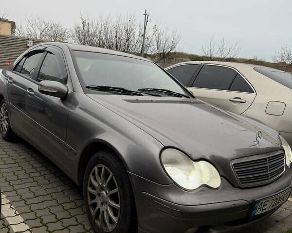 Сірий Мерседес Ц-Клас, об'ємом двигуна 2.2 л та пробігом 500 тис. км за 3900 $, фото 1 на Automoto.ua