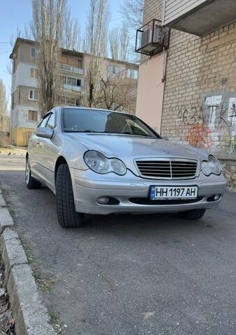 Серый Мерседес Ц-Класс, объемом двигателя 1.8 л и пробегом 361 тыс. км за 4500 $, фото 1 на Automoto.ua