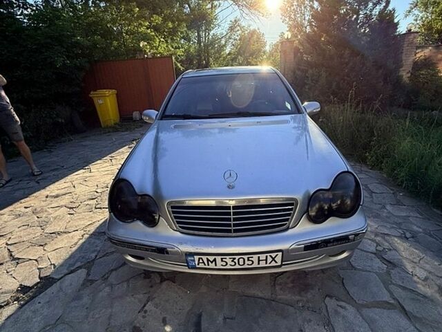 Сірий Мерседес Ц-Клас, об'ємом двигуна 2 л та пробігом 320 тис. км за 2800 $, фото 1 на Automoto.ua