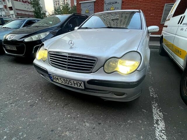 Сірий Мерседес Ц-Клас, об'ємом двигуна 2 л та пробігом 350 тис. км за 3500 $, фото 1 на Automoto.ua