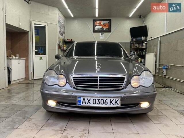 Сірий Мерседес Ц-Клас, об'ємом двигуна 2 л та пробігом 199 тис. км за 6200 $, фото 1 на Automoto.ua