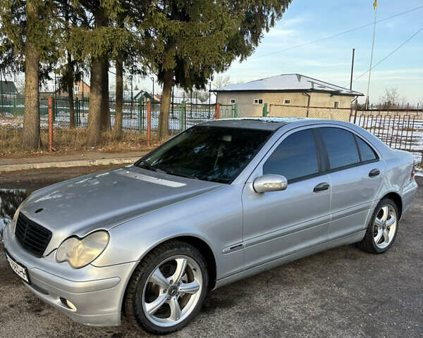 Серый Мерседес Ц-Класс, объемом двигателя 2 л и пробегом 333 тыс. км за 3899 $, фото 1 на Automoto.ua