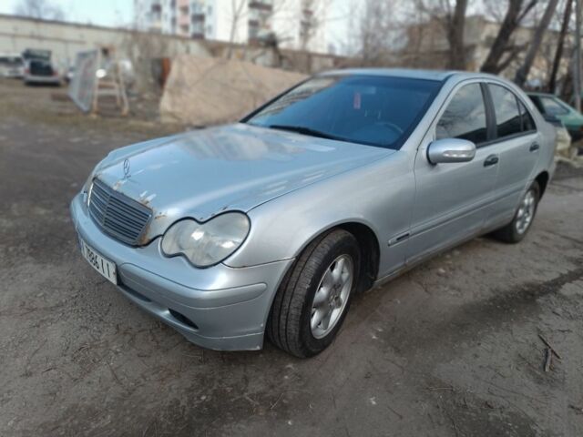 Серый Мерседес Ц-Класс, объемом двигателя 2 л и пробегом 367 тыс. км за 2600 $, фото 1 на Automoto.ua