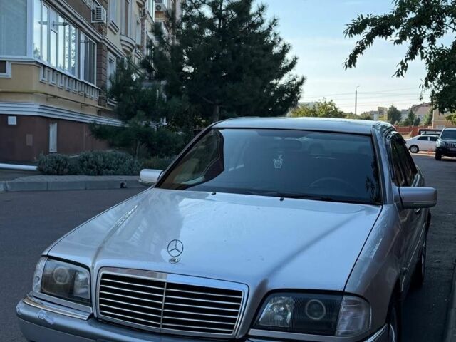 Сірий Мерседес Ц-Клас, об'ємом двигуна 2 л та пробігом 250 тис. км за 2399 $, фото 1 на Automoto.ua