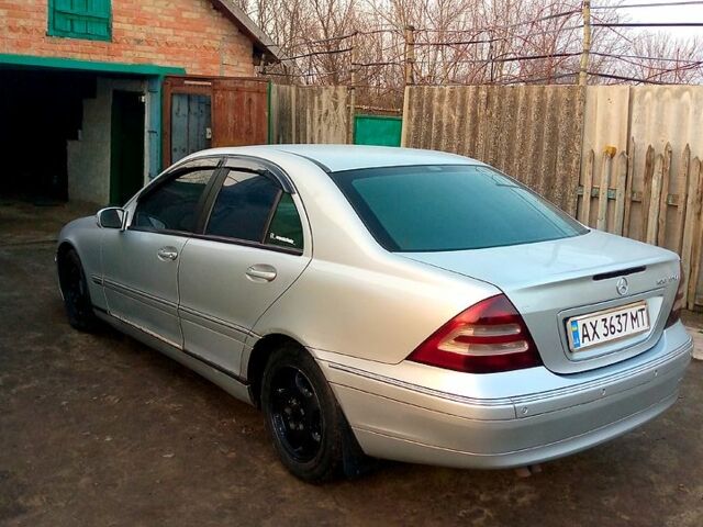 Сірий Мерседес Ц-Клас, об'ємом двигуна 2 л та пробігом 298 тис. км за 2300 $, фото 1 на Automoto.ua