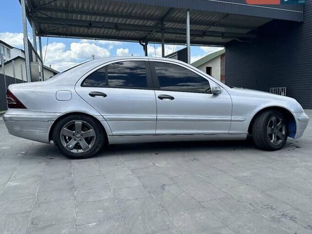 Сірий Мерседес Ц-Клас, об'ємом двигуна 2 л та пробігом 160 тис. км за 3850 $, фото 1 на Automoto.ua