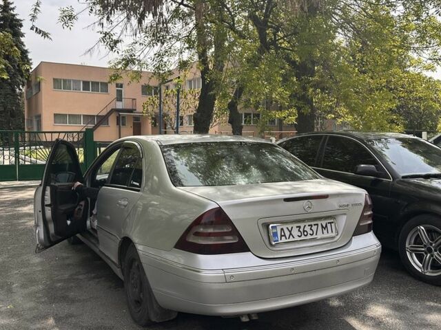Серый Мерседес Ц-Класс, объемом двигателя 2 л и пробегом 300 тыс. км за 3700 $, фото 1 на Automoto.ua