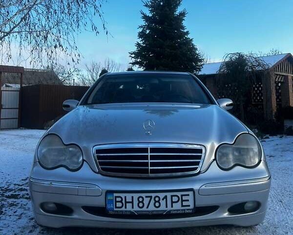Серый Мерседес Ц-Класс, объемом двигателя 3.2 л и пробегом 269 тыс. км за 4999 $, фото 1 на Automoto.ua