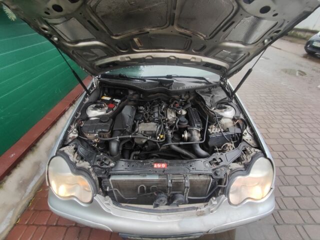 Серый Мерседес Ц-Класс, объемом двигателя 2.1 л и пробегом 300 тыс. км за 2999 $, фото 1 на Automoto.ua