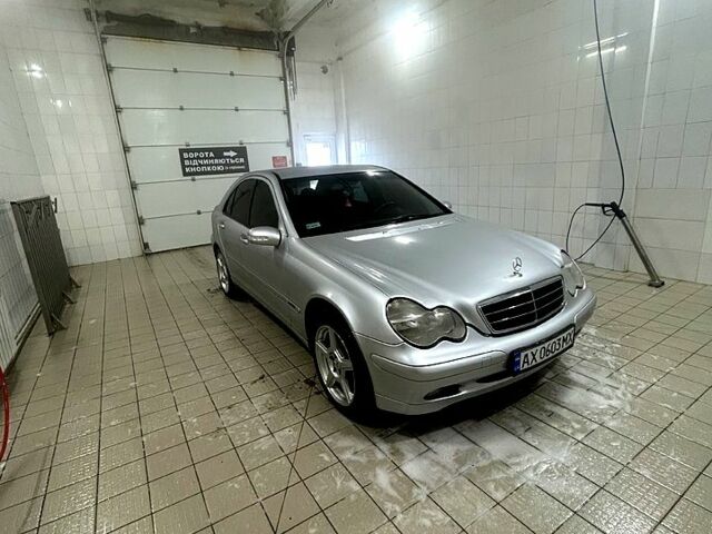 Сірий Мерседес Ц-Клас, об'ємом двигуна 2 л та пробігом 235 тис. км за 5500 $, фото 1 на Automoto.ua
